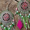 Collection EMMY - CHIC, IMPOSANTE, MAJESTUEUSE ET UNIQUE BOUCLES D 'OREILLES EMMY- FUCHSIA/VERT POMME/BLANC- Plumes, perles et tissage - différentes couleurs - Collection EMMY MARIAGE -