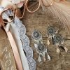 Collection EMMY - CHIC, IMPOSANTE, MAJESTUEUSE ET UNIQUE BOUCLES D 'OREILLES EMMY- BLANC/ NUDE- NOIR- Plumes, perles et tissage - différentes couleurs - Collection EMMY MARIAGE -