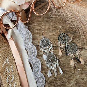 Collection EMMY - CHIC, IMPOSANTE, MAJESTUEUSE ET UNIQUE BOUCLES D 'OREILLES EMMY- BLANC/ NUDE- NOIR- Plumes, perles et tissage - différentes couleurs - Collection EMMY MARIAGE -