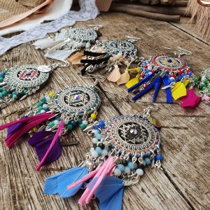 Collection EMMY - CHIC, IMPOSANTE, MAJESTUEUSE ET UNIQUE BOUCLES D 'OREILLES EMMY- Plumes, perles et tissage - différentes couleurs - Collection EMMY MARIAGE -