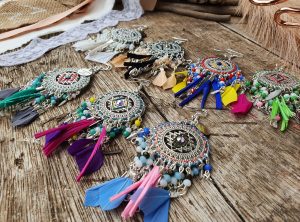 Collection EMMY - CHIC, IMPOSANTE, MAJESTUEUSE ET UNIQUE BOUCLES D 'OREILLES EMMY- Plumes, perles et tissage - différentes couleurs - Collection EMMY MARIAGE -