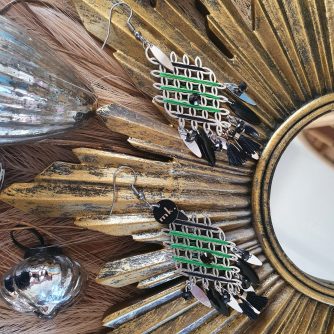 Collection CHANDA - Boucles d 'oreilles d'inspiration INDIENNE avec tissage au fil de jade, pompons, breloques - by l'atelier de moka